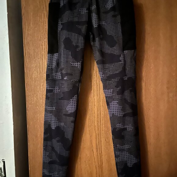 Grey camo leggings size small with thigh pockets - Picture 2 of 2